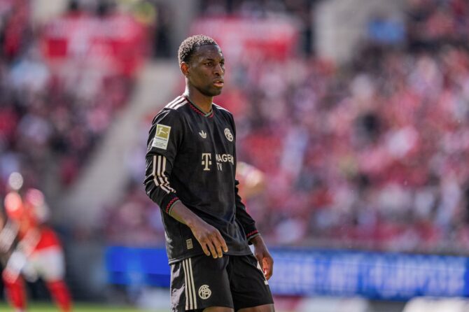 Nicolas Jackson vom FC Bayern München im Bundesliga-Auswärtsspiel beim 1. FSV Mainz 05 in der MEWA Arena am 25. April 2026 in Mainz. Der Stürmer der Münchner verfolgt konzentriert das Spielgeschehen auf dem Rasen. (Sona Maleterova / Getty Images)