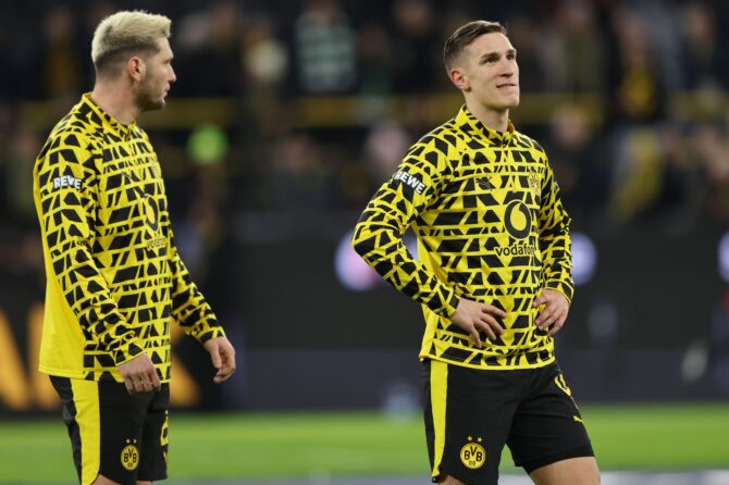 Niklas Süle und Nico Schlotterbeck von Borussia Dortmund vor dem Bundesliga-Spiel zwischen Borussia Dortmund und SV Werder Bremen im Signal Iduna Park am 13. Januar 2026 in Dortmund. (Christof Koepsel / Getty Images)