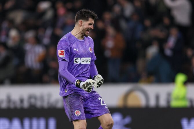 Torhüter Nikola Vasilj vom FC St. Pauli jubelt ausgelassen nach dem zweiten Treffer seiner Mannschaft im Bundesliga-Heimspiel gegen SV Werder Bremen im Millerntor-Stadion in Hamburg am 22. Februar 2026. Foto: Selim Sudheimer / Getty Images Europe