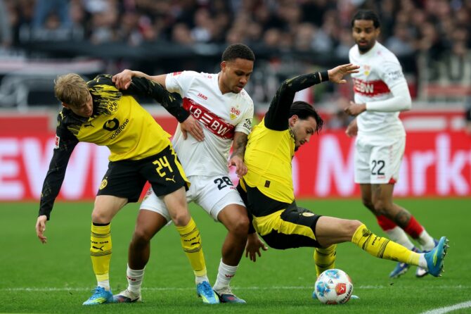 Nikolas Nartey vom VfB Stuttgart im Zweikampf mit Daniel Svensson und Ramy Bensebaini von Borussia Dortmund im Bundesliga-Spiel in der MHPArena in Stuttgart am 4. April 2026. Foto: Alexander Hassenstein / Getty Images