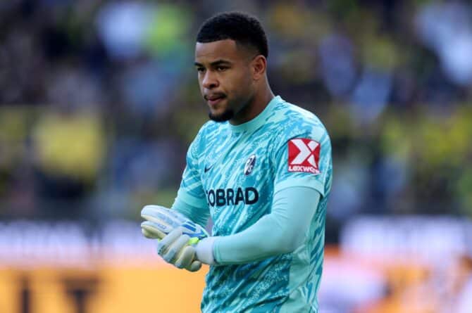 Noah Atubolu, Torhüter des SC Freiburg, beim Bundesliga-Duell zwischen Borussia Dortmund und dem SC Freiburg im Signal Iduna Park in Dortmund am 26. April 2026. (Lars Baron / Getty Images)