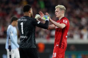 Im UEFA-Europa-League-Viertelfinale gegen Celta Vigo am 9. April 2026 klatscht SC Freiburgs Torwart Noah Atubolu mit einem Mitspieler ab – die Breisgauer bestritten das Hinspiel im Stadion am Wolfswinkel und hoffen auf den Einzug ins Halbfinale. Getty Images