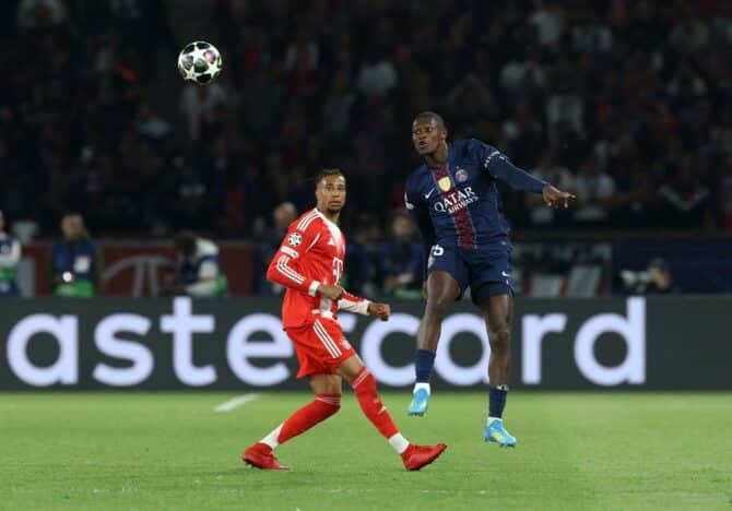 Nuno Mendes von Paris Saint-Germain behauptet sich im Zweikampf gegen Michael Olise vom FC Bayern München im Halbfinal-Hinspiel der UEFA Champions League 2025/26 am 28. April 2026 im Parc des Princes. Alexander Hassenstein / Getty Images Europe via Getty Images