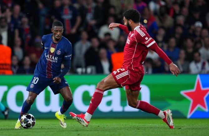 Ousmane Dembélé von Paris Saint-Germain wird von Joe Gomez vom FC Liverpool unter Druck gesetzt im Viertelfinal-Hinspiel der UEFA Champions League 2025/26 im Parc des Princes in Paris am 8. April 2026. Franco Arland / Getty Images