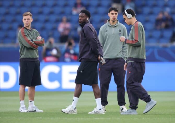 PARIS, FRANKREICH – 28. APRIL: Alphonso Davies vom FC Bayern München begutachtet gemeinsam mit seinen Mannschaftskollegen den Rasen vor dem Hinspiel des Halbfinales der UEFA Champions League 2025/26 zwischen Paris Saint-Germain und dem FC Bayern München im Parc des Princes am 28. April 2026 in Paris, Frankreich. (Foto: Alex Grimm/Getty Images)