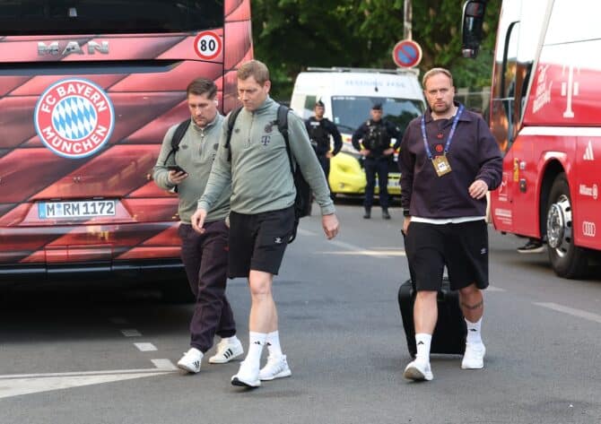 PARIS, FRANKREICH – 28. APRIL: Aaron Danks, Co-Trainer des FC Bayern München (r.), trifft vor dem Hinspiel des Halbfinales der UEFA Champions League 2025/26 zwischen Paris Saint-Germain und dem FC Bayern München am 28. April 2026 im Parc des Princes in Paris, Frankreich, im Stadion ein. (Foto: Alexander Hassenstein/Getty Images)
