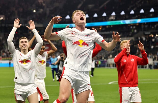 RB-Leipzig-Spieler feiern ausgelassen nach dem Bundesliga-Sieg bei Eintracht Frankfurt 2026 – die Mannschaft von der Sachsen jubelt gemeinsam vor den mitgereisten Fans. (Getty Images)
