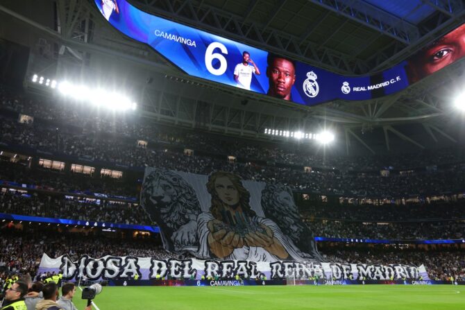 Die Fans von Real Madrid enthüllen ein Tifo im Estadio Santiago Bernabéu vor dem LaLiga-Derby gegen Atlético de Madrid am 22. März 2026 in Madrid. Foto: Florencia Tan Jun / Getty Images