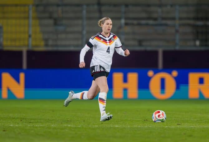 Rebecca Knaak von der deutschen Frauen-Nationalmannschaft am Ball im WM-Qualifikationsspiel für die FIFA Frauen-WM 2027 gegen Slowenien im Rudolf-Harbig-Stadion in Dresden am 3. März 2026. Foto: Thomas Eisenhuth / Getty Images Europe via Getty Images