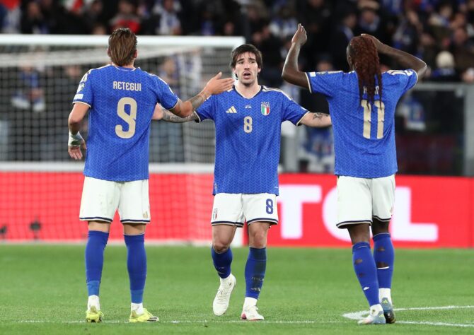 Enttäuschte Gesichter bei der Squadra Azzurra: Mateo Retegui (Nr. 9), Sandro Tonali (Nr. 8) und Moise Kean (Nr. 11) diskutieren am 26. März 2026 beim WM-Qualifikations-Playoff gegen Nordirland – Italien kämpfte um den Einzug in die Fußball-Weltmeisterschaft 2026. Getty Images