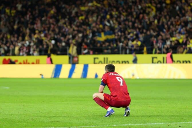 Robert Lewandowski von Polen zeigt sich niedergeschlagen nach dem WM-Qualifikations-Playoff gegen Schweden am 31. März 2026 in der Strawberry Arena in Solna. (Foto: Michael Campanella / Getty Images)