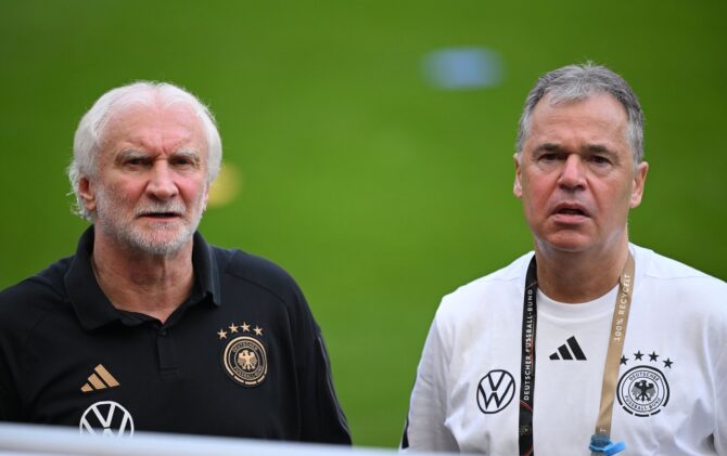 Nationalmannschafts-Direktor Rudi Völler und DFB-Geschäftsführer Sport Andreas Rettig verfolgen gemeinsam die Trainingseinheit der deutschen Fußball-Nationalmannschaft am 6. September 2025 im RheinEnergieStadion in Köln. (Stuart Franklin / Getty Images)