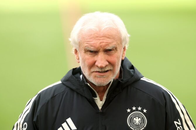 DFB-Teammanager Rudi Völler verfolgt das Training der deutschen Nationalmannschaft am 29. März 2026 in der MHPArena in Stuttgart. (Foto: Alexander Hassenstein / Getty Images)