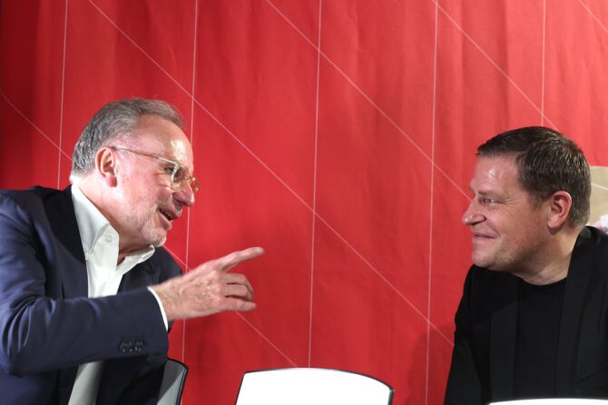 Karl-Heinz Rummenigge und Max Eberl, Vorstand Sport des FC Bayern München, beim Gespräch anlässlich der Eröffnung der Sonderausstellung 'All the best, Sepp Maier!' zum 80. Geburtstag der Torwartlegende im FC Bayern Museum in München am 19. März 2024. Foto: Alexander Hassenstein / Getty Images Europe via Getty Images