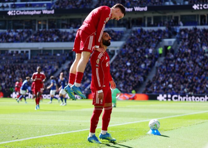 Mohamed Salah und Florian Wirtz vom FC Liverpool bejubeln gemeinsam das 1:0 im Merseyside-Derby gegen Everton im Hill Dickinson Stadium am 19. April 2026 in Liverpool. Wirtz hebt seinen Mitspieler Salah nach dessen Treffer jubelnd in die Höhe. (Molly Darlington / Getty Images)