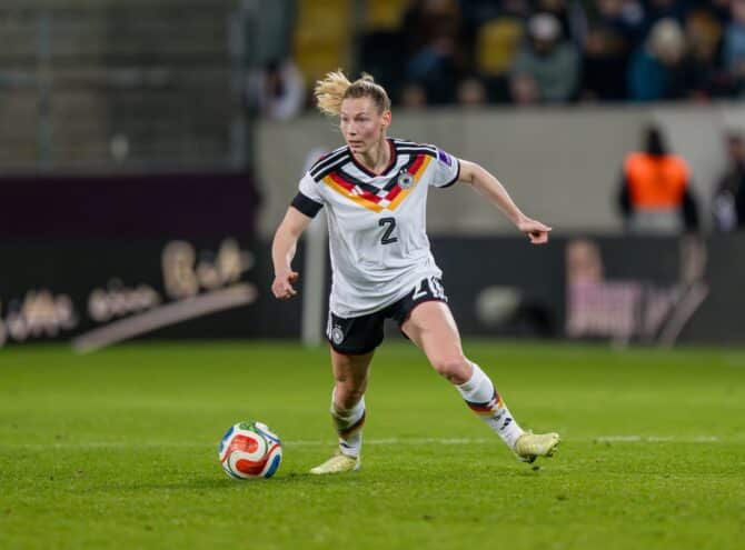 Sarai Linder von der deutschen Frauennationalmannschaft im Einsatz beim WM-Qualifikationsspiel zur FIFA Frauen-WM 2027 zwischen Deutschland und Slowenien im Rudolf-Harbig-Stadion am 3. März 2026 in Dresden. Foto: Thomas Eisenhuth / Getty Images