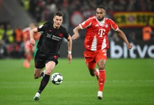 Patrik Schick von Bayer 04 Leverkusen und Jonathan Tah vom FC Bayern München kämpfen beim DFB-Pokal-Halbfinale am 22. April 2026 in der BayArena in Leverkusen um den Ball. (Stuart Franklin / Getty Images Europe)