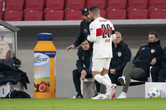 VfB-Stuttgart-Trainer Sebastian Hoeneß erteilt Deniz Undav am Spielfeldrand Anweisungen beim Bundesligaspiel gegen RB Leipzig am 27. Januar 2024 in der MHP Arena in Stuttgart. Christian Kaspar-Bartke / Getty Images