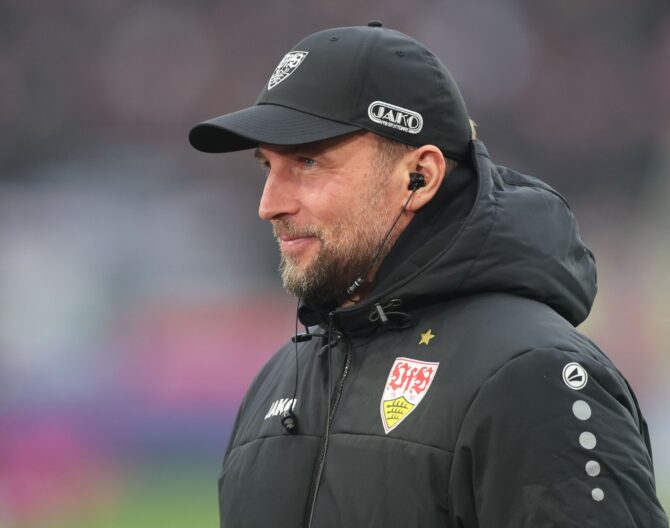 Sebastian Hoeneß, Trainer des VfB Stuttgart, schaut sich das Geschehen an, bevor am 18. Januar 2026 in der MHPArena das Bundesliga-Spiel gegen den 1. FC Union Berlin angepfiffen wird. (Alex Grimm / Getty Images)