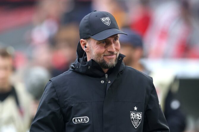 Sebastian Hoeneß, Cheftrainer des VfB Stuttgart, verfolgt das Geschehen vor dem Bundesliga-Spiel zwischen dem VfB Stuttgart und Borussia Dortmund am 4. April 2026 in der MHPArena in Stuttgart. Foto: Alexander Hassenstein / Getty Images