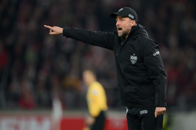 VfB-Stuttgart-Cheftrainer Sebastian Hoeneß an der Seitenlinie beim Bundesliga-Spiel zwischen dem VfB Stuttgart und der TSG Hoffenheim in der MHPArena in Stuttgart am 20. Dezember 2025. Christian Kaspar-Bartke / Getty Images