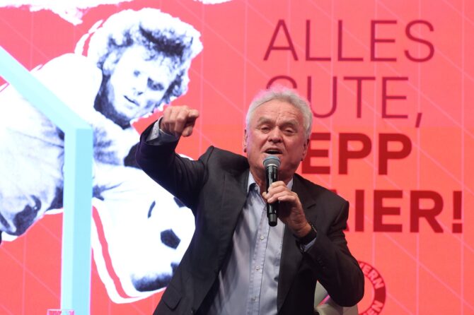 Torwartlegende Sepp Maier spricht bei der Eroeffnung der Sonderausstellung Alles Gute, Sepp Maier! anlaesslich seines 80. Geburtstages im FC-Bayern-Museum in Muenchen am 19. Maerz 2024. Er verbrachte 17 Jahre in der ersten Mannschaft des FC Bayern und bestritt 709 Pflichtspiele. Alexander Hassenstein / Getty Images