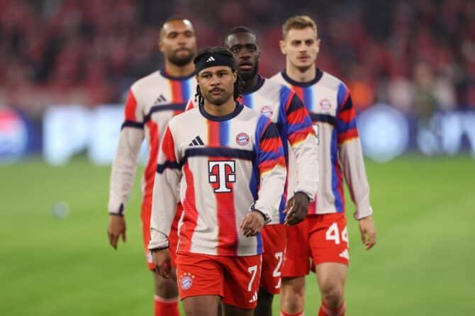 Serge Gnabry läuft beim Aufwärmen vor dem UEFA Champions League Viertelfinale-Rückspiel zwischen dem FC Bayern München und Real Madrid CF am 15. April 2026 in der Football Arena München ein. Im Hintergrund sind weitere Spieler des deutschen Rekordmeisters zu sehen. Adam Pretty / Getty Images