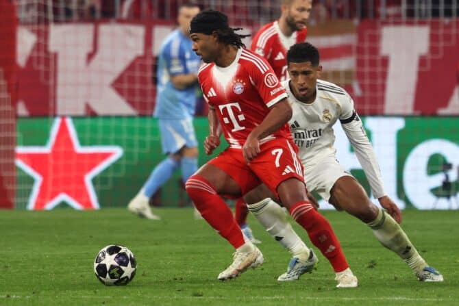 Serge Gnabry behauptet den Ball gegen Jude Bellingham von Real Madrid im UEFA Champions League Viertelfinale-Rückspiel gegen den FC Bayern München am 15. April 2026 in der Football Arena München.