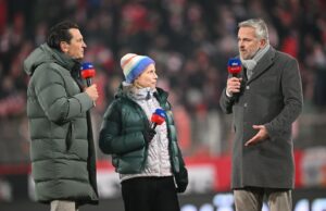 Sky Sport-Reporter diskutieren am 24. Januar 2026 am Spielfeldrand der Alten Försterei vor der Bundesligapartie zwischen dem 1. FC Union Berlin und Borussia Dortmund. Stuart Franklin / Getty Images