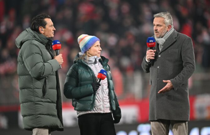 Sky Sport-Reporter diskutieren am 24. Januar 2026 am Spielfeldrand der Alten Försterei vor der Bundesligapartie zwischen dem 1. FC Union Berlin und Borussia Dortmund. Stuart Franklin / Getty Images