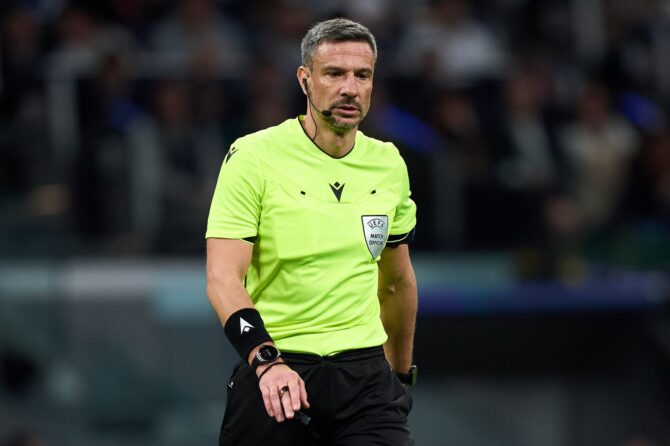 Schiedsrichter Slavko Vinčić beobachtet das Spielgeschehen im UEFA-Champions-League-Playoff-Rückspiel zwischen Real Madrid C.F. und Benfica Lissabon im Estadio Santiago Bernabéu in Madrid am 25. Februar 2026. Angel Martinez / Getty Images