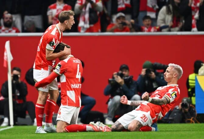Stefan Posch von 1. FSV Mainz 05 feiert mit seinen Teamkollegen sein Tor zum 2:0 im UEFA-Conference-League-Viertelfinale (Hinspiel) gegen RC Strasbourg Alsace in der Mainz Arena am 9. April 2026. Christian Kaspar-Bartke / Getty Images Europe via Getty Images
