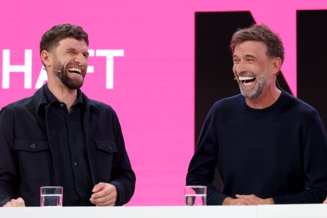 Thomas Müller und Jürgen Klopp bei der Vorstellung des MagentaTV-Teams für die FIFA-Weltmeisterschaft 2026. Die Telekom präsentierte am 23. März 2026 in Ismaning ihre Expertenrunde für das Turnier. Alexander Hassenstein / Getty Images