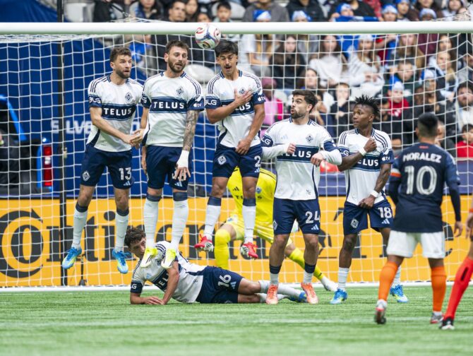 Thomas Müller von den Vancouver Whitecaps FC steht in der Mauer, als Maxi Moralez (#10) von New York City FC einen Freistoß über die Mauer – mit Tristan Blackmon, Mathias Laborda, Sebastian Berhalter, Brian White und Edier Ocampo – ans Tor bringt, aber knapp daneben zielt. Aufnahme aus der zweiten Halbzeit des MLS-Spiels im BC Place am 11. April 2026 in Vancouver, Kanada. Foto: Rich Lam / Getty Images