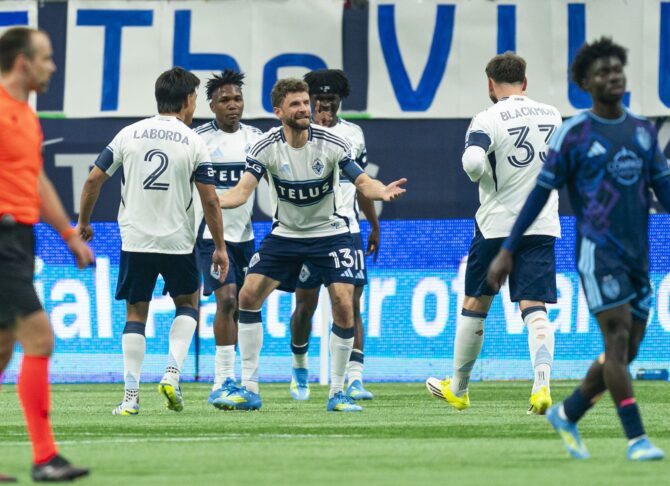 Thomas Müller bejubelt seinen Treffer für die Vancouver Whitecaps FC gegen Sporting Kansas City gemeinsam mit seinen Teamkollegen Mathias Laborda, Tristan Blackmon, Edier Ocampo und Emmanuel Sabbi. Der Stürmer traf am 17. April 2026 im BC Place in Vancouver beim MLS-Spiel der Whitecaps. Rich Lam / Getty Images