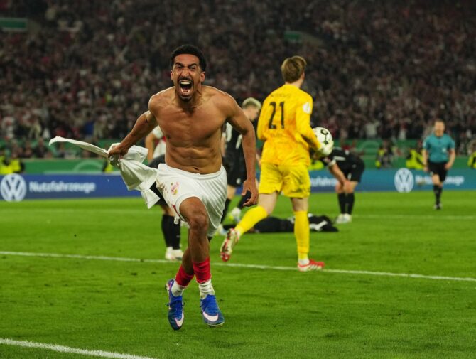 Tiago Tomas vom VfB Stuttgart reißt das Trikot vom Leib und feiert ekstatisch sein Tor zum 2:0 gegen den SC Freiburg im DFB-Pokal-Halbfinale am 23. April 2026 in der MHPArena in Stuttgart. (Sona Maleterova / Getty Images)
