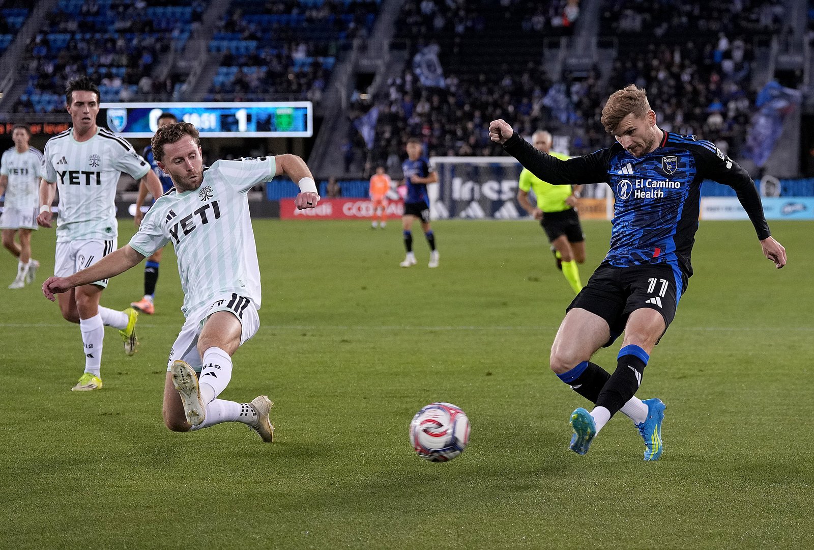Timo Werner von den San Jose Earthquakes schließt am 22. April 2026 im PayPal Park in San José beim MLS-Spiel gegen Austin FC auf das Tor ab, während Gegenspieler Facundo Torres mit einem Grätschversuch zu blocken versucht. (Thearon W. Henderson / Getty Images)