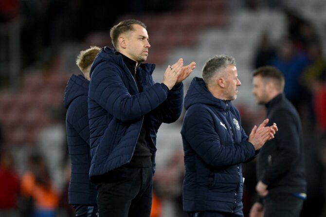 Southamptons Trainer Tonda Eckert applaudiert am 4. April 2026 im St. Mary's Stadium nach dem Viertelfinal-Sieg gegen den FC Arsenal im Emirates FA Cup den Heimfans. (Mike Hewitt / Getty Images)