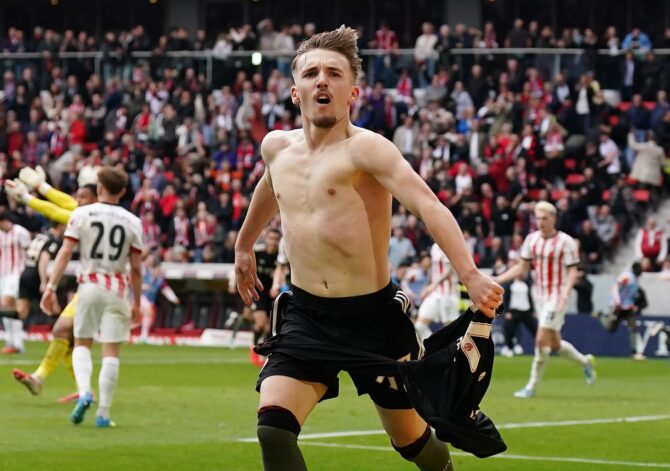 Ausgelassener Jubel im Schwarzwald-Stadion: Ein Spieler des FC Bayern München reißt sich nach seinem Treffer das Trikot vom Leib und feiert beim Bundesligaspiel beim SC Freiburg am 4. April 2026 – im Hintergrund jubeln bereits die Mitspieler mit. Getty Images