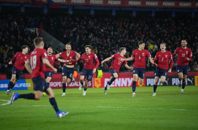 Die tschechischen Spieler feiern den Sieg und die WM-Qualifikation nach dem WM-Qualifikations-Playoff gegen Dänemark am 31. März 2026 in der EPET ARENA in Prag. (Foto: Gabriel Kuchta / Getty Images)