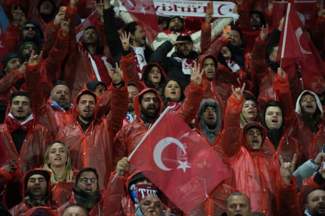 Türkei-Fans stimmen sich vor dem WM-Qualifikations-Playoff zwischen Kosovo und der Türkei am 31. März 2026 im Fadil-Vokrri-Stadion in Pristina ein. (Foto: Ferdi Limani / Getty Images)