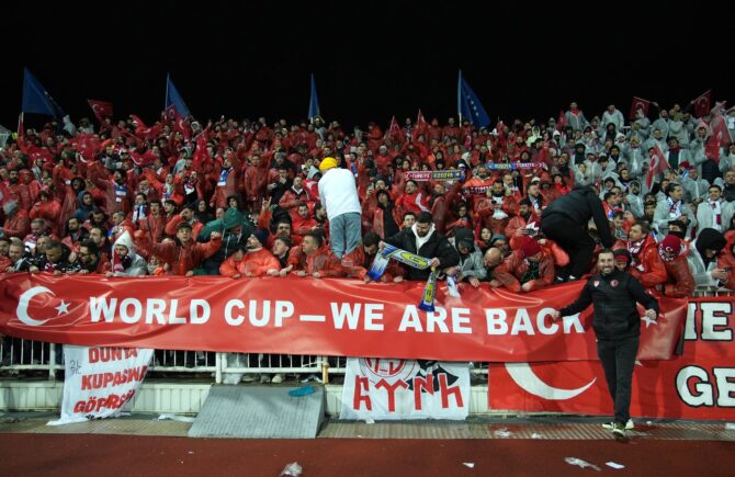 Türkische Fans feiern nach dem WM-Qualifikations-Playoff zwischen Kosovo und der Türkei am 31. März 2026 im Fadil-Vokkri-Stadion in Pristina den Einzug in die FIFA Weltmeisterschaft 2026. Auf einem Banner ist zu lesen: „World Cup – We Are Back“. Foto: Ferdi Limani / Getty Images