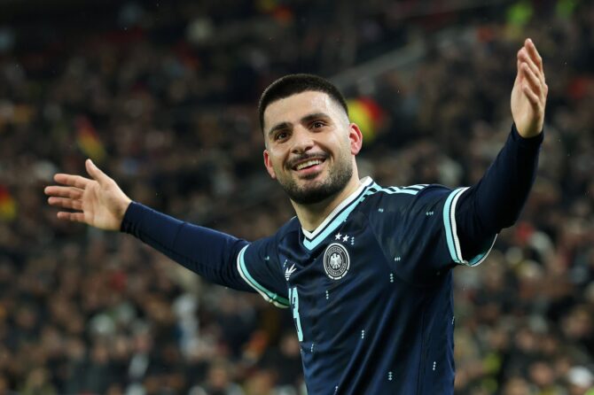 Deniz Undav, Stürmer des VfB Stuttgart und der deutschen Nationalmannschaft, feiert sein Tor zum 2:0 beim Freundschaftsspiel gegen Ghana in der MHP Arena in Stuttgart am 30. März 2026 – und präsentiert dabei das neue dunkelblaue DFB-Auswärtstrikot mit türkisfarbenen Akzenten. Alexander Hassenstein / Getty Images Europe via Getty Images