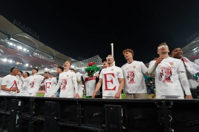 Die Spieler des VfB Stuttgart feiern nach dem Halbfinalsieg gegen den SC Freiburg am 23. April 2026 in der MHPArena den Einzug ins DFB-Pokal-Finale in Berlin.