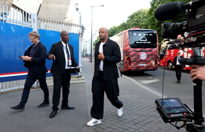 FC-Bayern-Trainer Vincent Kompany betritt das Parc des Princes in Paris vor dem Champions-League-Halbfinale-Hinspiel gegen Paris Saint-Germain am 28. April 2026. (Alexander Hassenstein / Getty Images)
