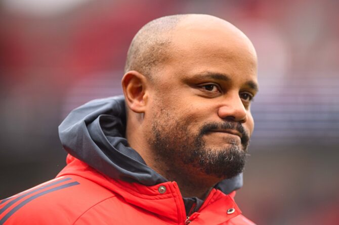 FC-Bayern-Cheftrainer Vincent Kompany am Spielfeldrand beim Bundesliga-Auswärtsspiel seines Teams bei Bayer 04 Leverkusen in der BayArena am 14. März 2026. Der belgische Coach verfolgt das Spielgeschehen konzentriert. (Copyright Depositphotos.com)