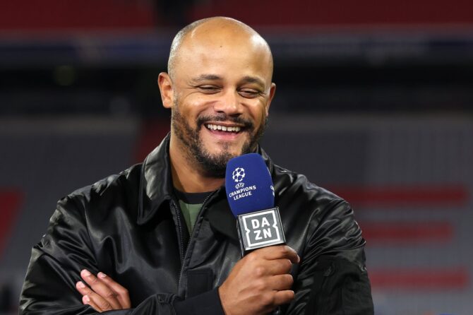 Vincent Kompany, Cheftrainer des FC Bayern München, gibt nach dem Sieg im Champions-League-Gruppenspiel gegen den Club Brugge KV ein TV-Interview. Die Partie in der Football Arena München endete am 22. Oktober 2025 mit einem Erfolg der Münchner. Alexander Hassenstein / Getty Images