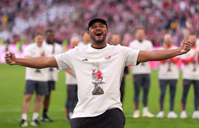 Vincent Kompany, Cheftrainer des FC Bayern München, bejubelt den Sieg nach dem Bundesligaspiel gegen den VfB Stuttgart in der Allianz Arena in München am 19. April 2026. (Leonhard Simon / Getty Images Europe via Getty Images)