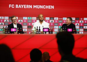 Bei seiner offiziellen Vorstellung am 30. Mai 2024 nimmt Cheftrainer Vincent Kompany in der Pressekonferenz des FC Bayern München Platz – flankiert von Vorstandsvorsitzendem Jan-Christian Dreesen und Sportvorstand Max Eberl strahlte der Belgier bei seinem Einstand an der Säbener Straße. Getty Images
