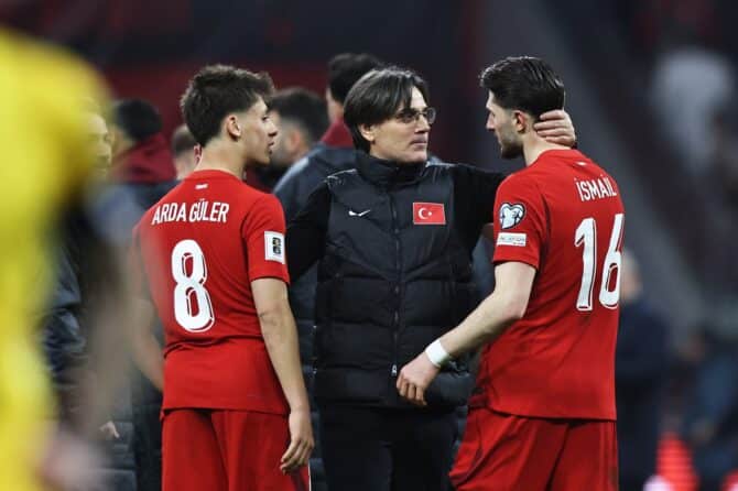 Nationaltrainer Vincenzo Montella feiert mit Arda Güler und Ismail Yüksek den Einzug in die WM 2026 nach dem Playoff-Sieg der Türkei gegen Rumänien im Beşiktaş Park in Istanbul am 26. März 2026. (Burak Kara / Getty Images)